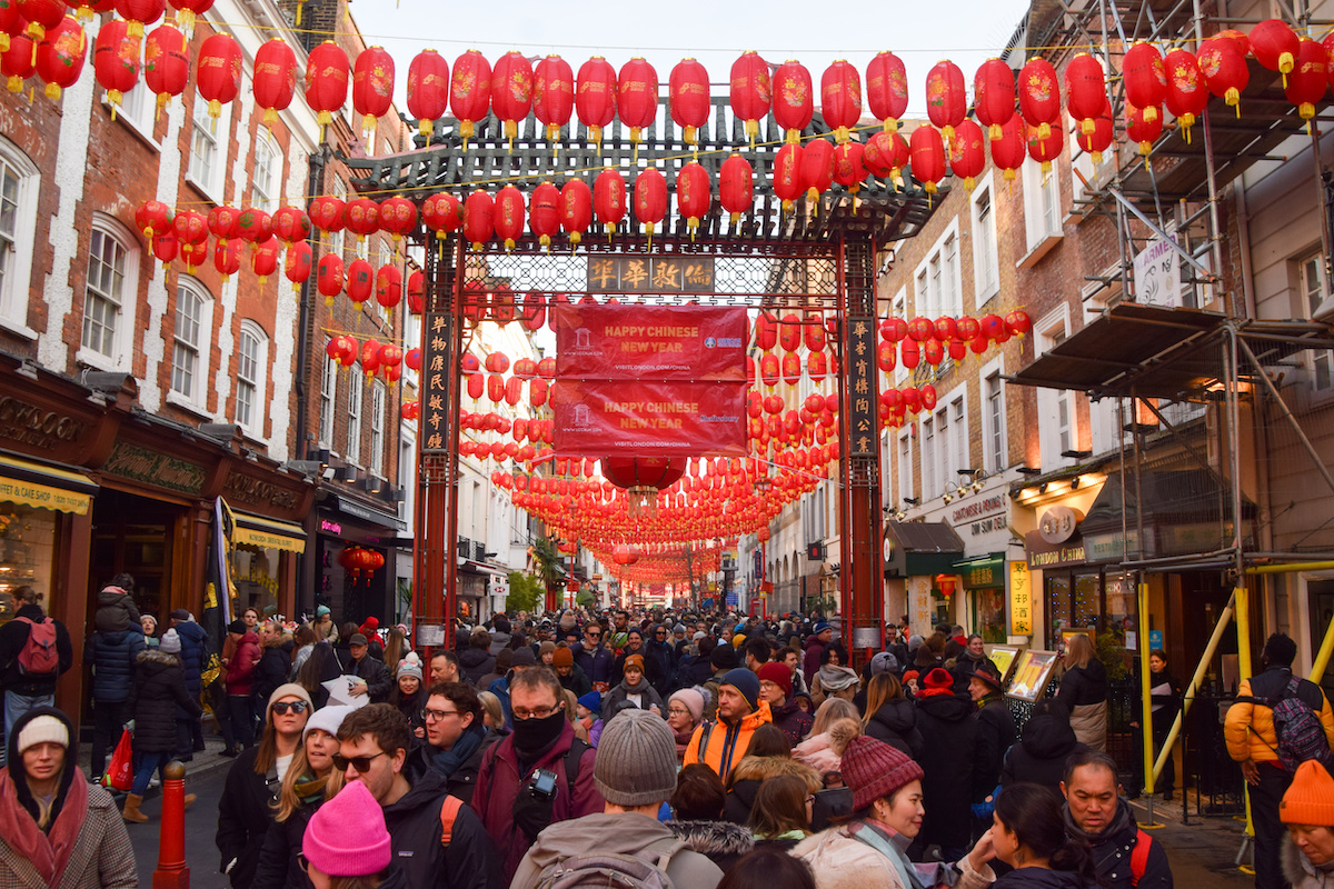 Mindenhol piros lampionok London kínai negyedévben Holdújév idején