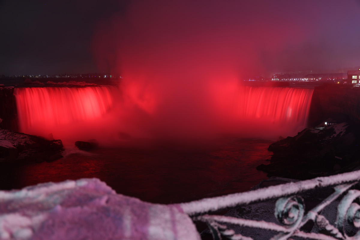 Pirosba borult Niagara vízesés a holújévkor