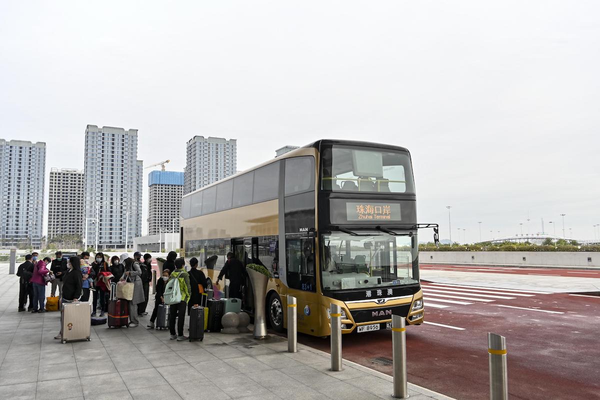 Utasok szálnak le Kínában egy emeletes buszról