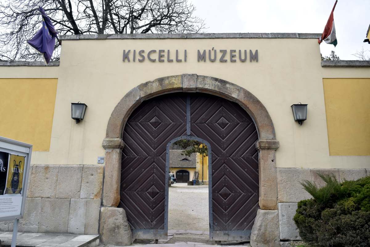 A BTM Kiscelli Múzeum - Fővárosi Képtár, (Kiscelli Múzeum) a főváros által alapított és fenntartott kulturális intézmény bejárata a III. kerületben.