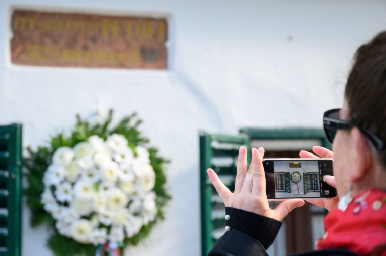 Petőfi Sándor szülőházát fotózza egy nő Kiskőrösön okostelefonjával