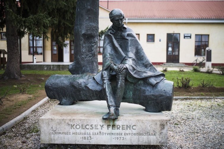 Kölcsey Ferenc egész alakos ülő bronzszobra Szatmárcsekén