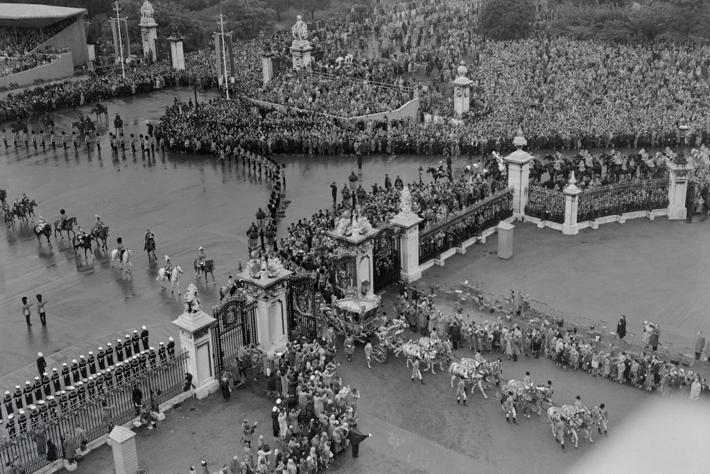 A Buckingham-palotánál összegyűlt tömeg II. Erzsébet koronázásakor
