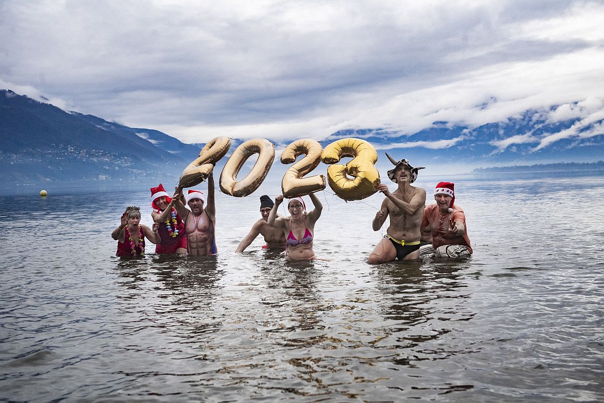 Újévi fürdőzők megmerítkeznek a Lago Maggiore gleccsertóban.