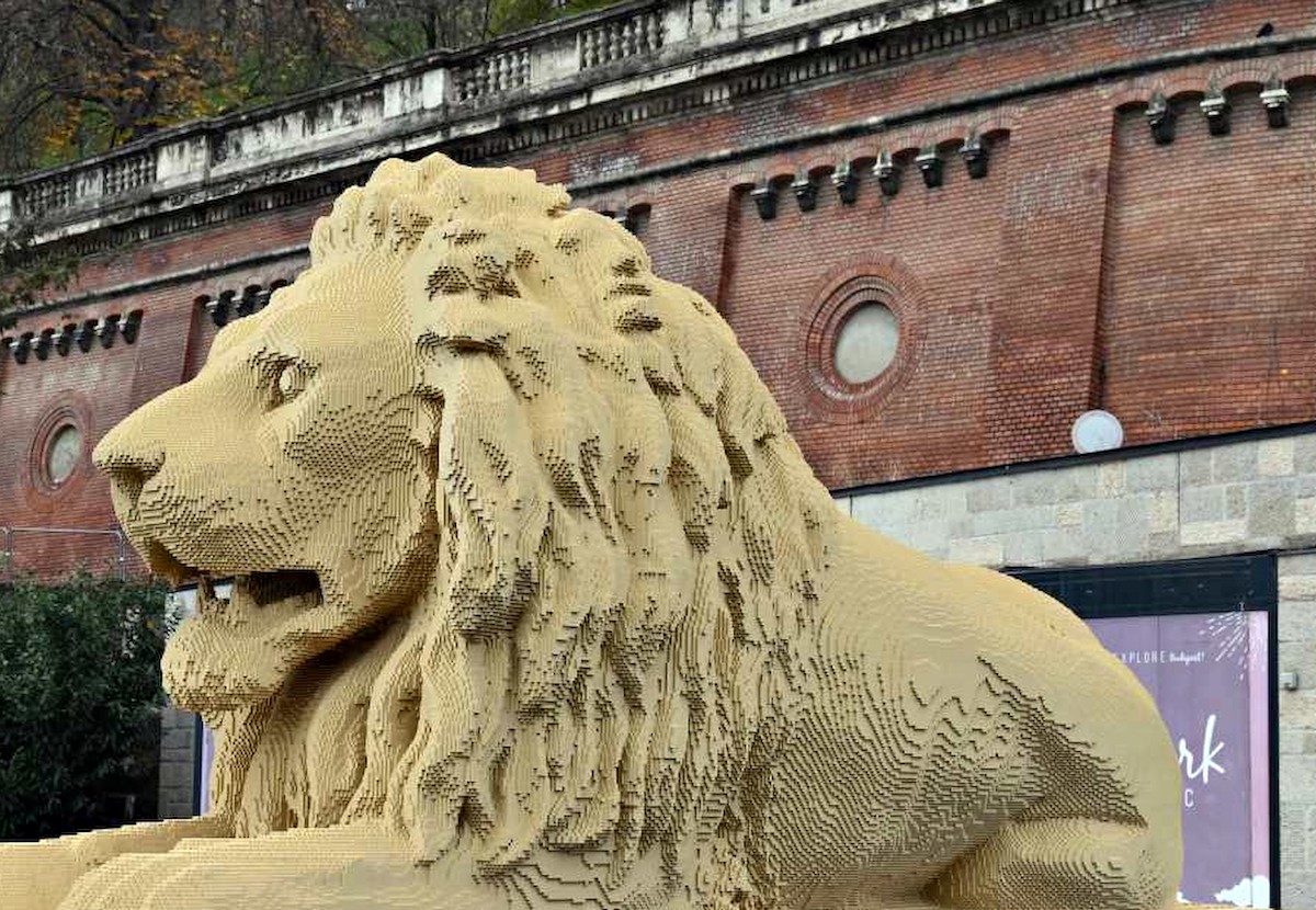 Lego-kockákból épített oroszlán a fővárosi Clark Ádám téren, a Széchenyi lánchídnál 2022. november 28-án