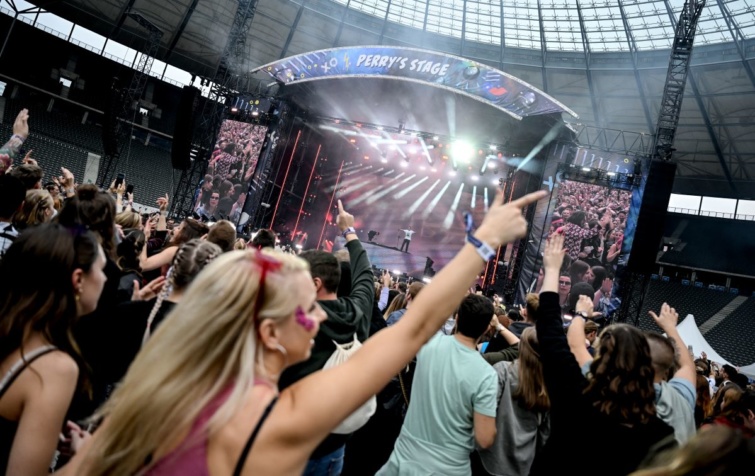 Közönség a Lollapalooza Berlini fesztiválján 2022-ben az Olympiastadionban