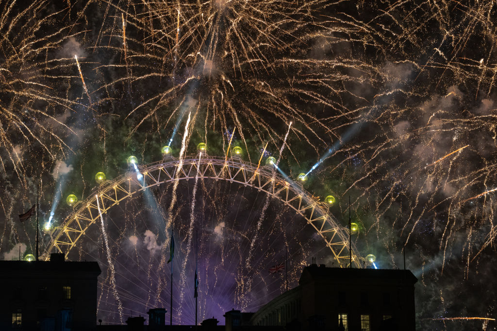 Tűzijáték látszódik London felett a London Eye-nál