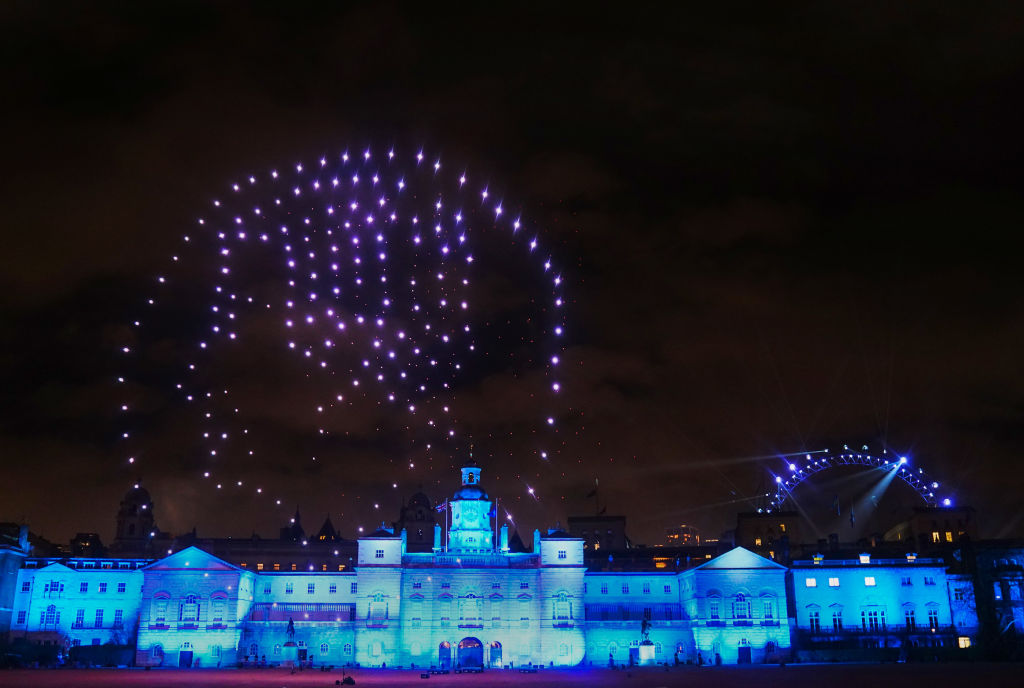 Drónnal készült fényjáték Londonban III. Károly tiszteletére