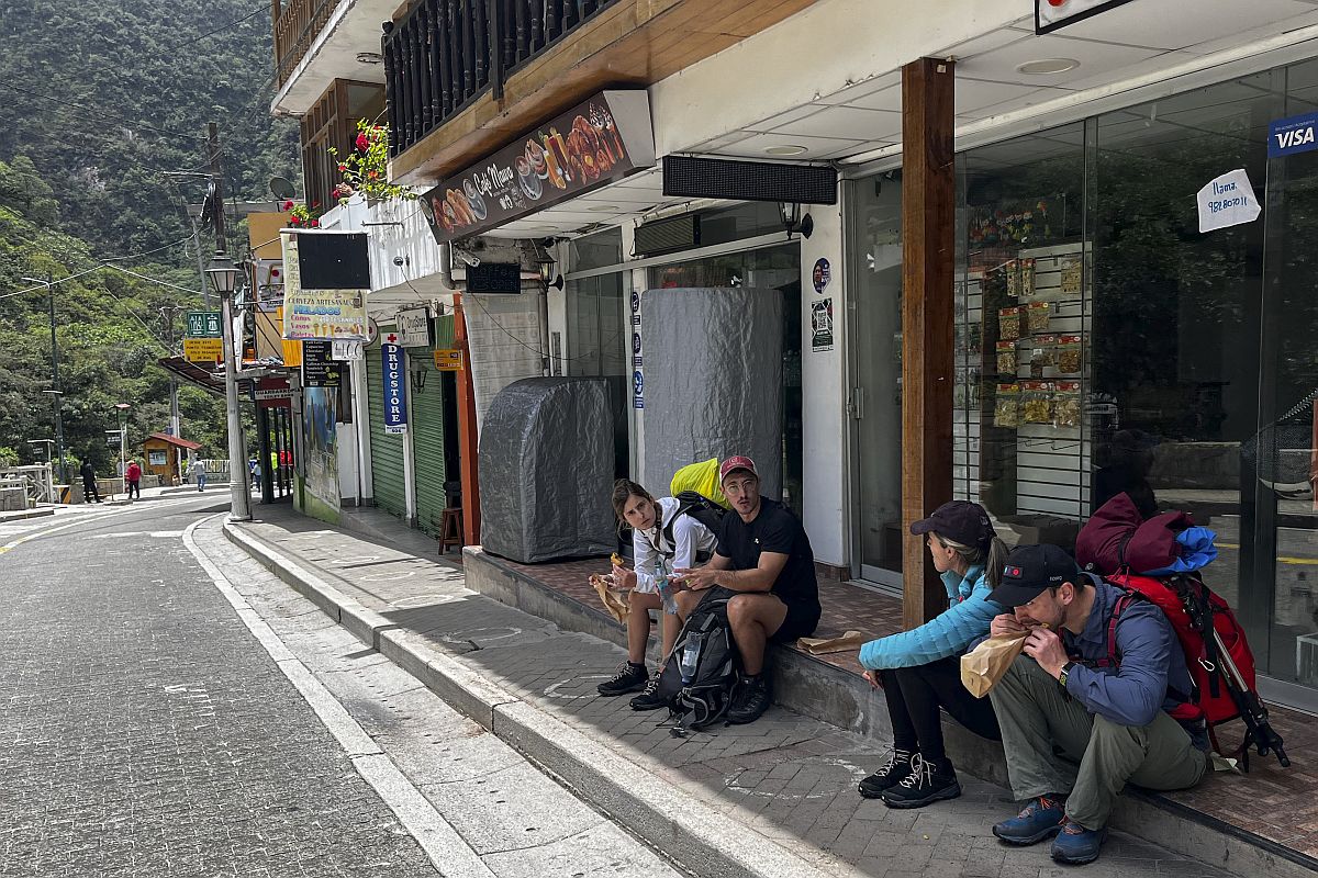 Turisták várakoznak a az utcán.