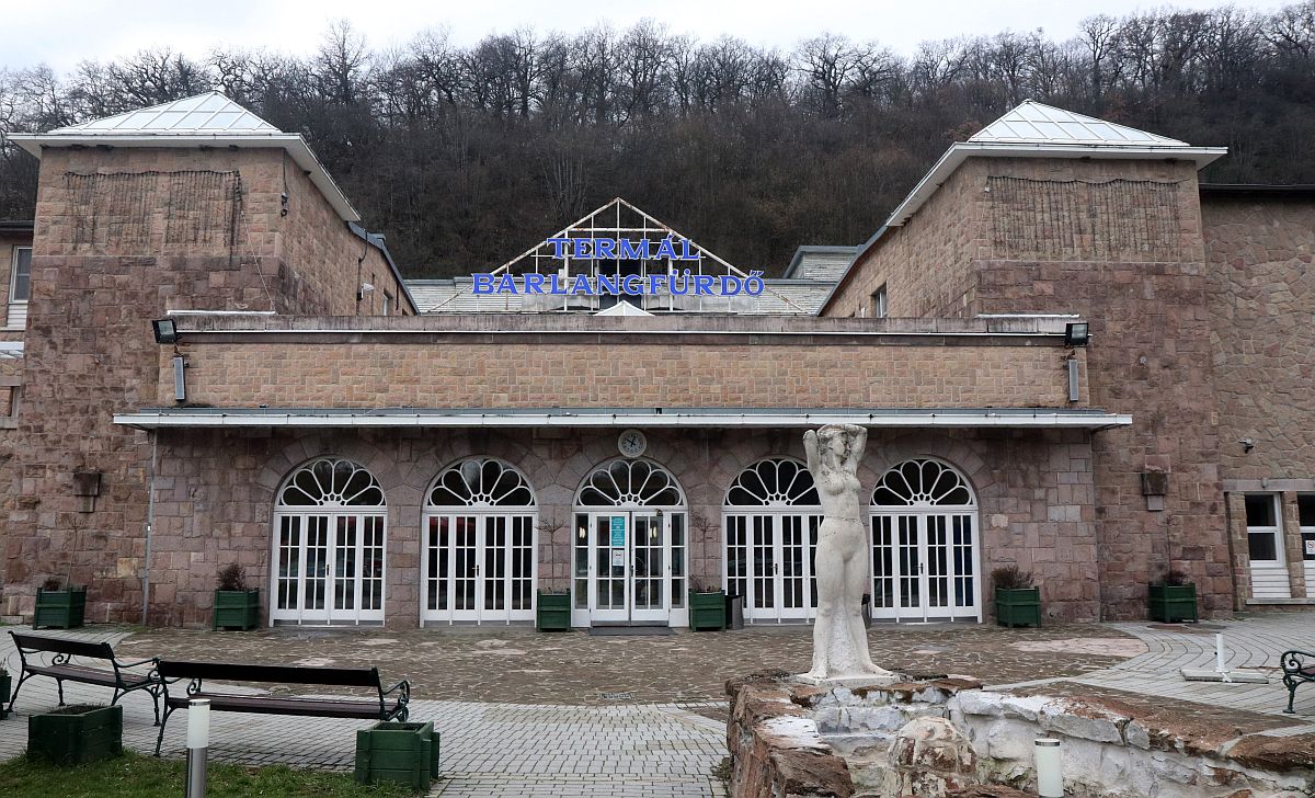 A miskolctapolcai Barlangfürdő épülete.