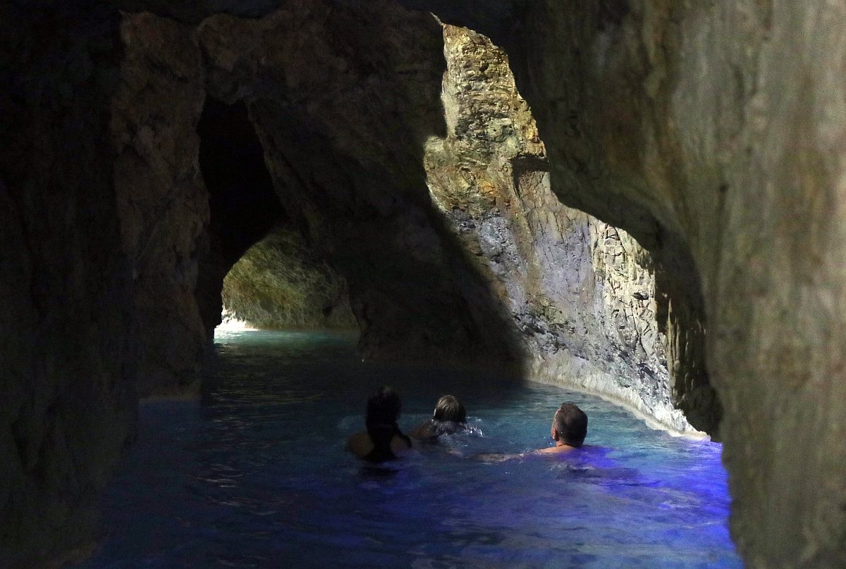 Vendégek a miskolctapolcai Barlangfürdőben.