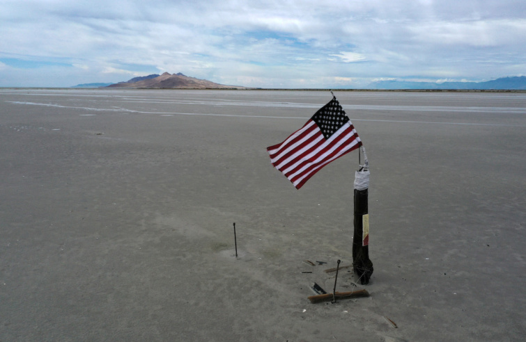 Amerikai zászló lobog a Nagy Sóstó kiszáradt részén