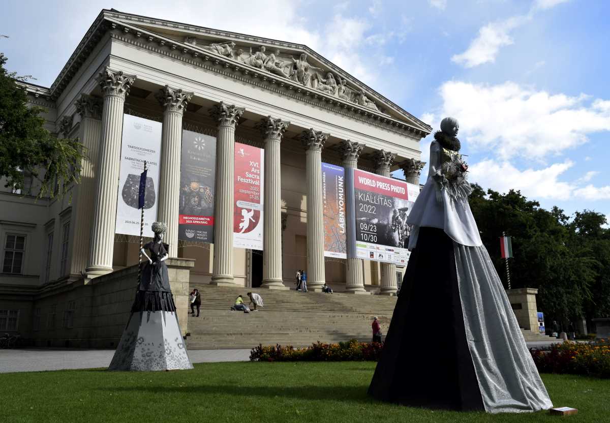 A Hagyományunk ruhaszobrai című tárlat a Magyar Nemzeti Múzeum kertjében