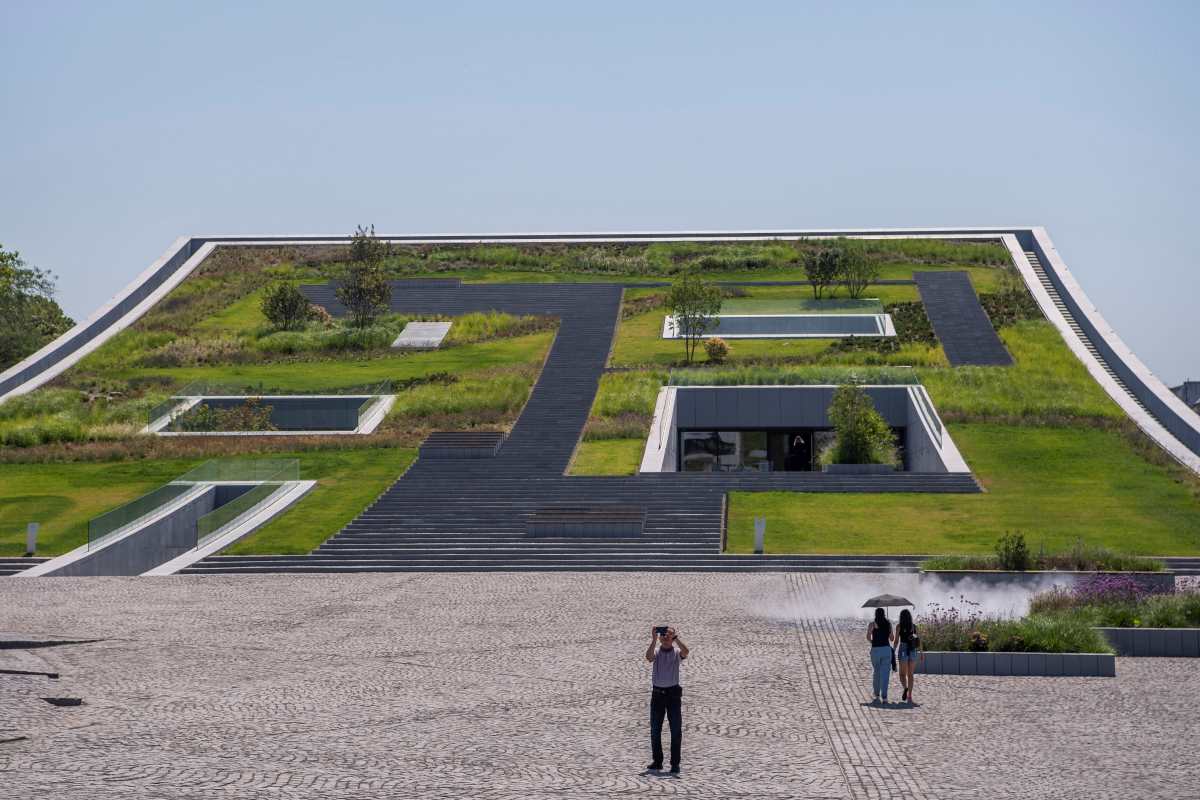 Járókelők a harmadfokú hőségriadó alatt a Néprajzi Múzeumnál 2022. július 20-án.