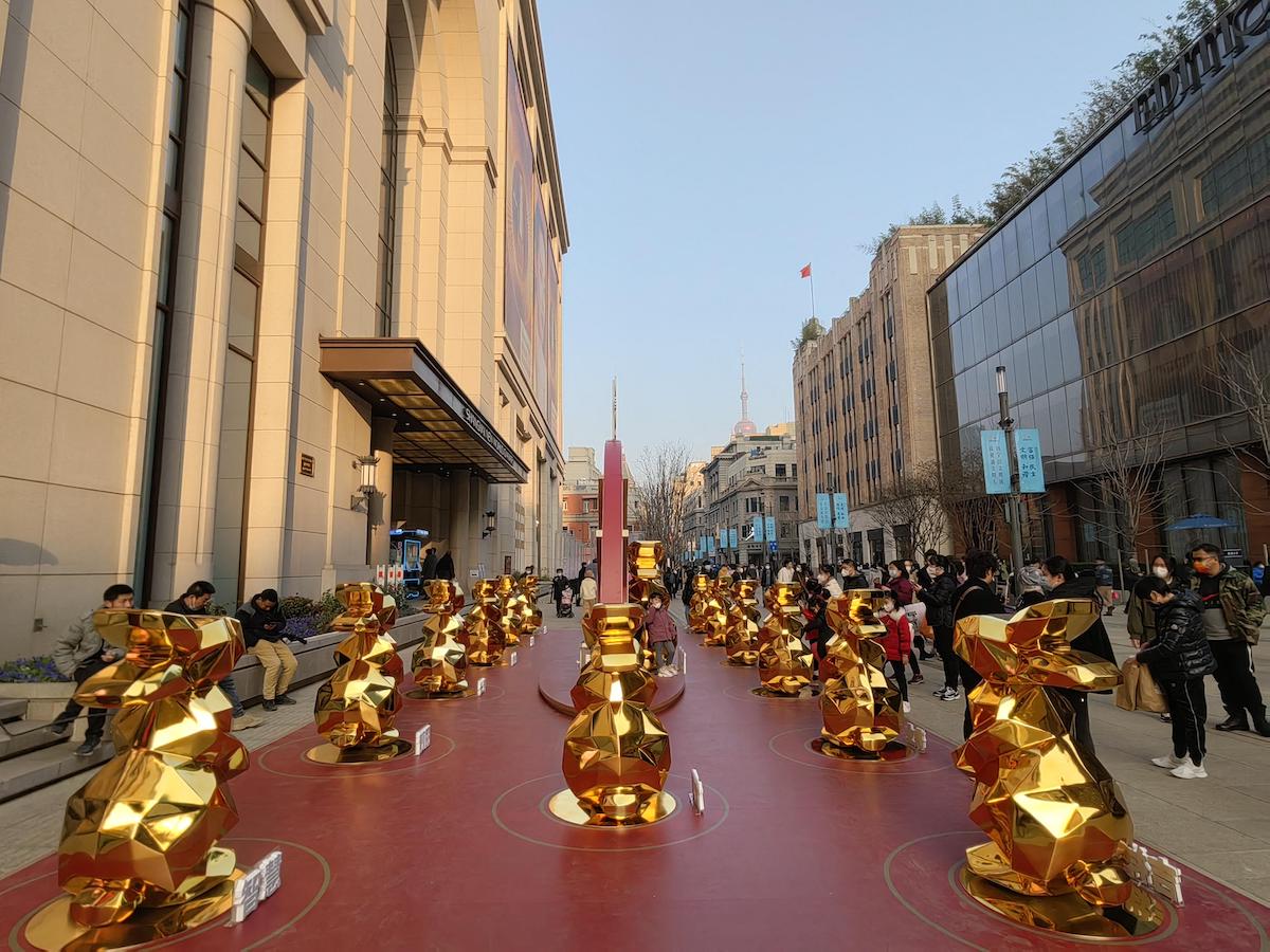 Aranyozott nyúlszobrok Sanghaj egyik legforgalmasabb belvárosi utcájában