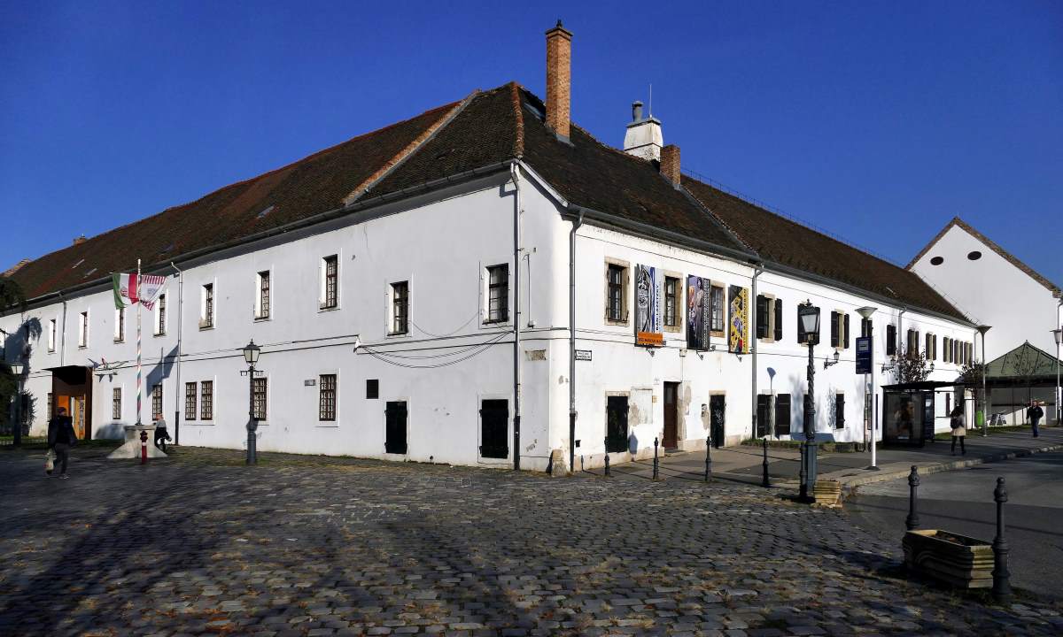 A műemlék Zichy-kastélyt körbeölelő 18. századi melléképület, a Szentlélek téren, Óbudán.