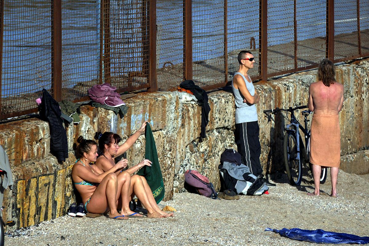 Fürdőruhás emberek az odessai strandon.