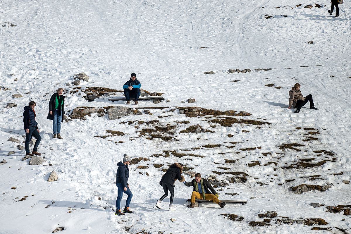 A meleg, napos időt élvezik az emberek a 2334 méter magas Hafelekar-hegyen, az osztrák Alpokban 2023. január 2-án.