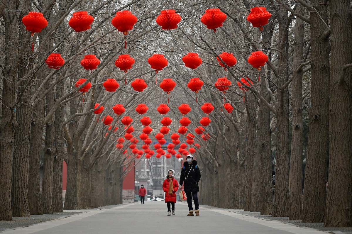 Peking egyik parkja piros lampionokkal