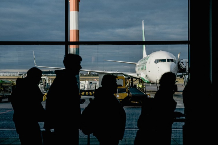 Utasok igyekeznek a repülőgéphez a berlini reptéren