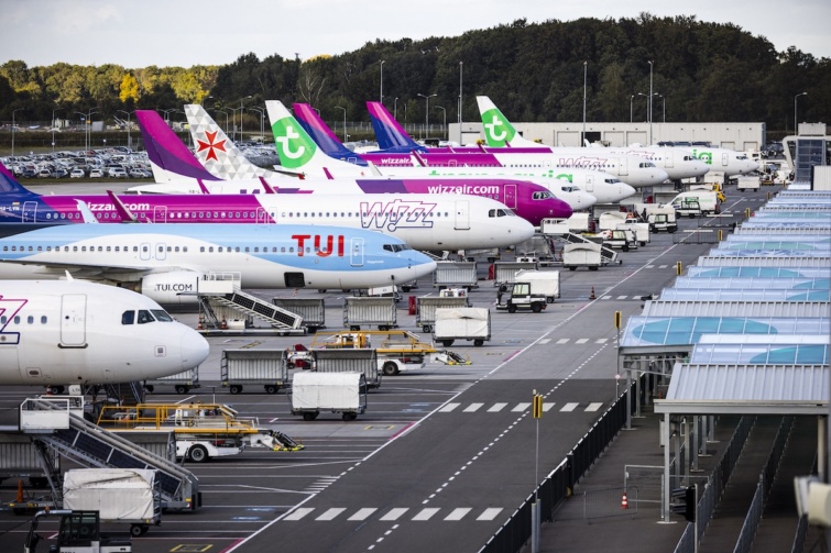 Több légitársaság repülőgépe sorakozik egy reptéren