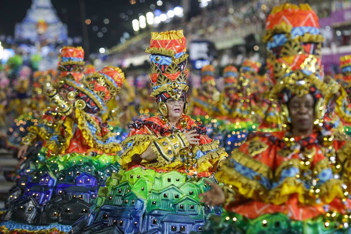 A Samba Vila Isabel szambaiskola táncosai a riói karneválon Rio de Janeiróban.