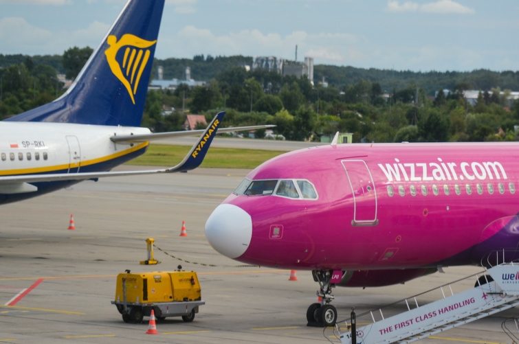 A Ryanair és a Wizz Air egyik repülőgépe a reptéren