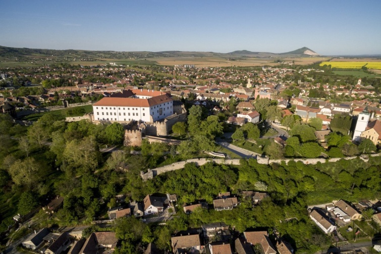 A siklósi vár a magasból, háttérben Siklós városával