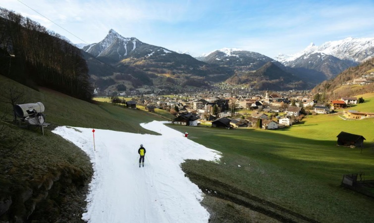 A megmaradt havon csúszik le valaki Ausztria egyik hegyoldalán 2023 januárjában