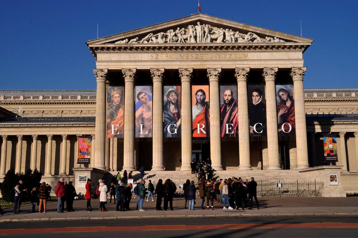 Érdeklődők sorban állva várokoznak, hogy bejuthassanak a Szépművészeti Múzeum El Greco kiállítására.