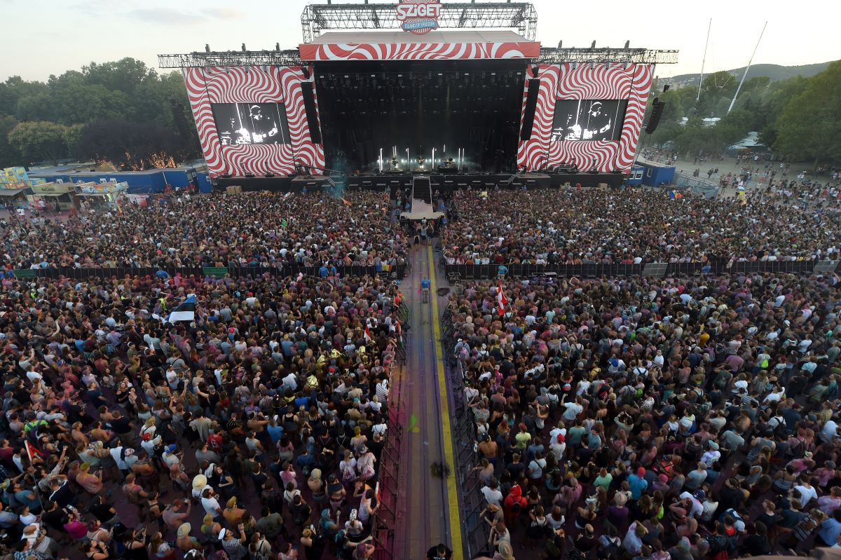 A Sziget Fesztivál nagyszínpad és a koncertet váró hatalmas tömeg