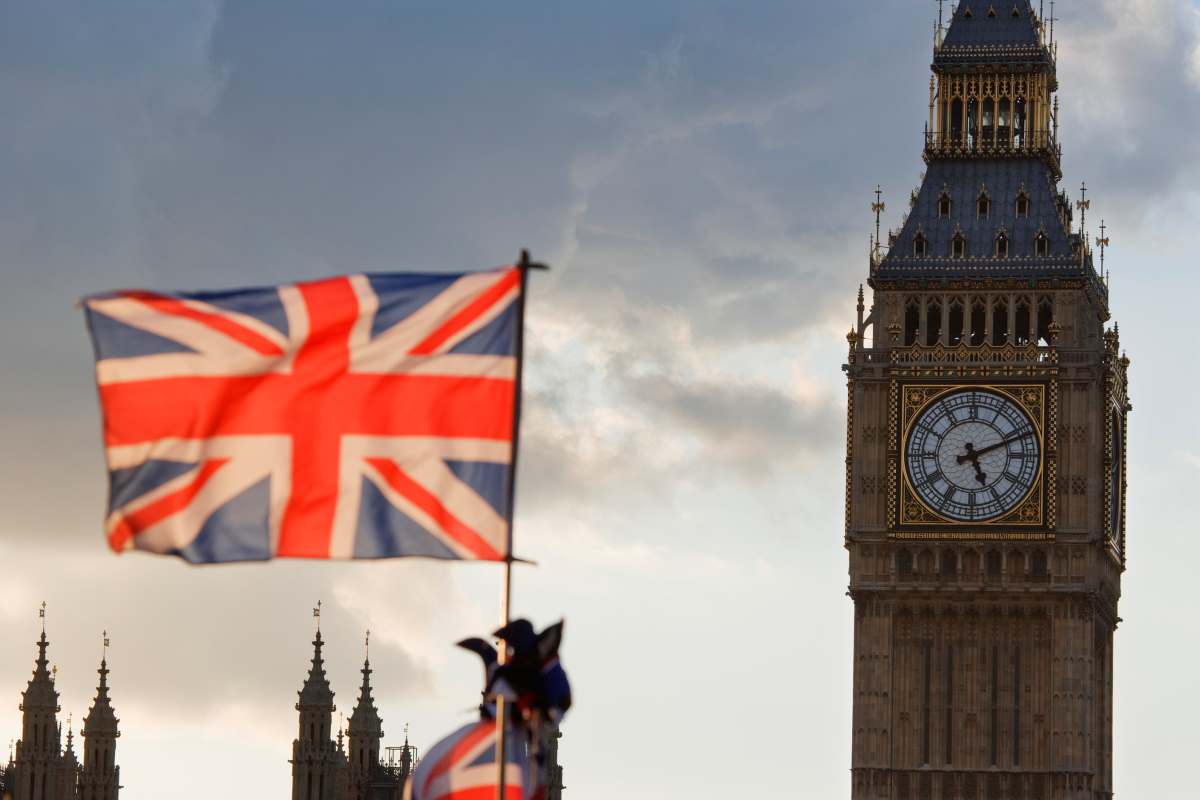 Leng a brit zászló a Tower előtt