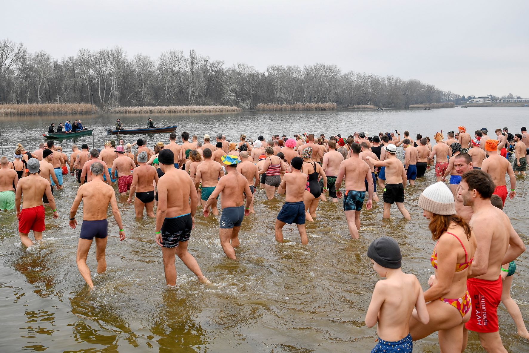 Résztvevők az Újévi csobbanás elnevezésű rendezvényen a Tisza-tóban