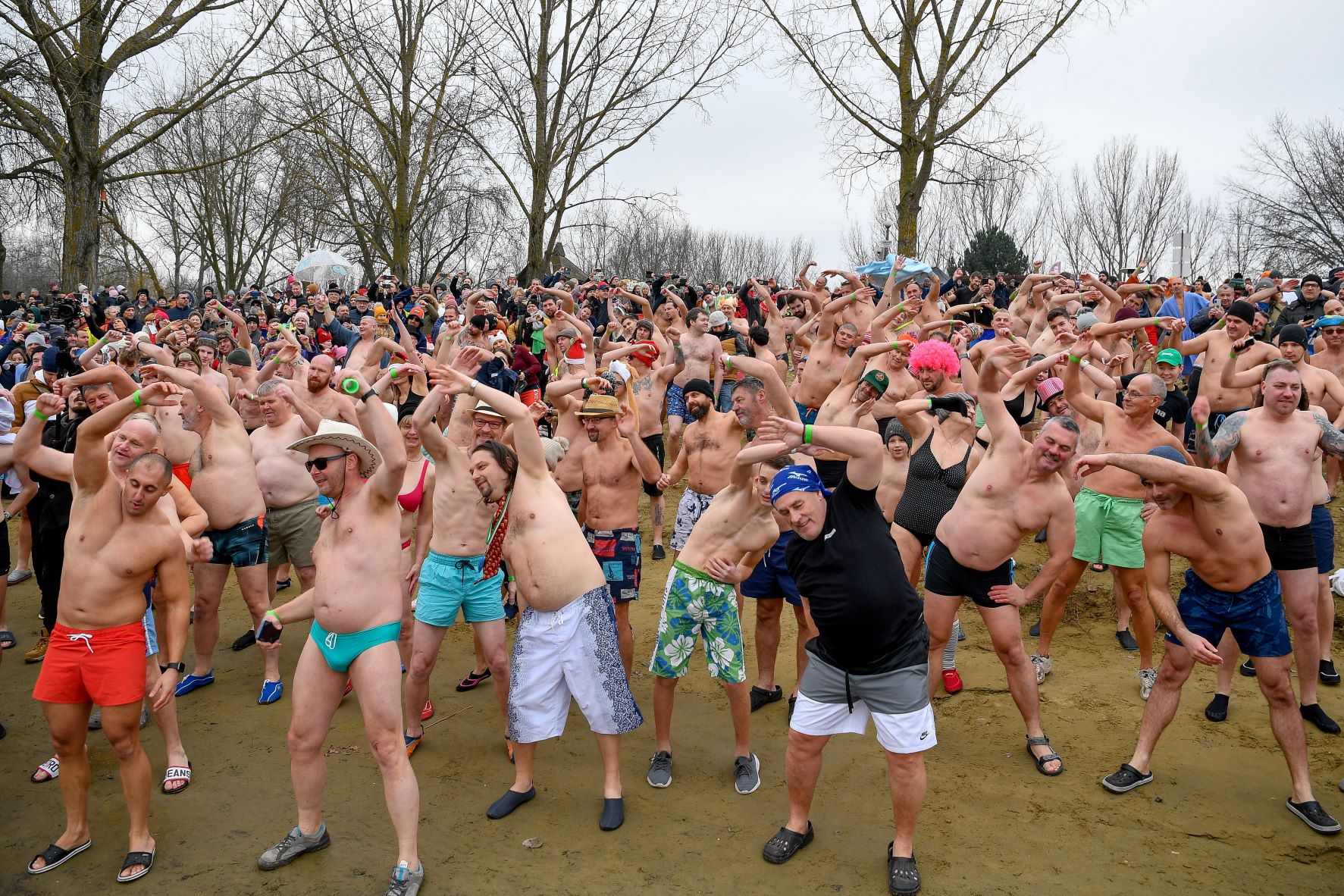 Résztvevők az Újévi csobbanás elnevezésű rendezvényen a Tisza-tóban