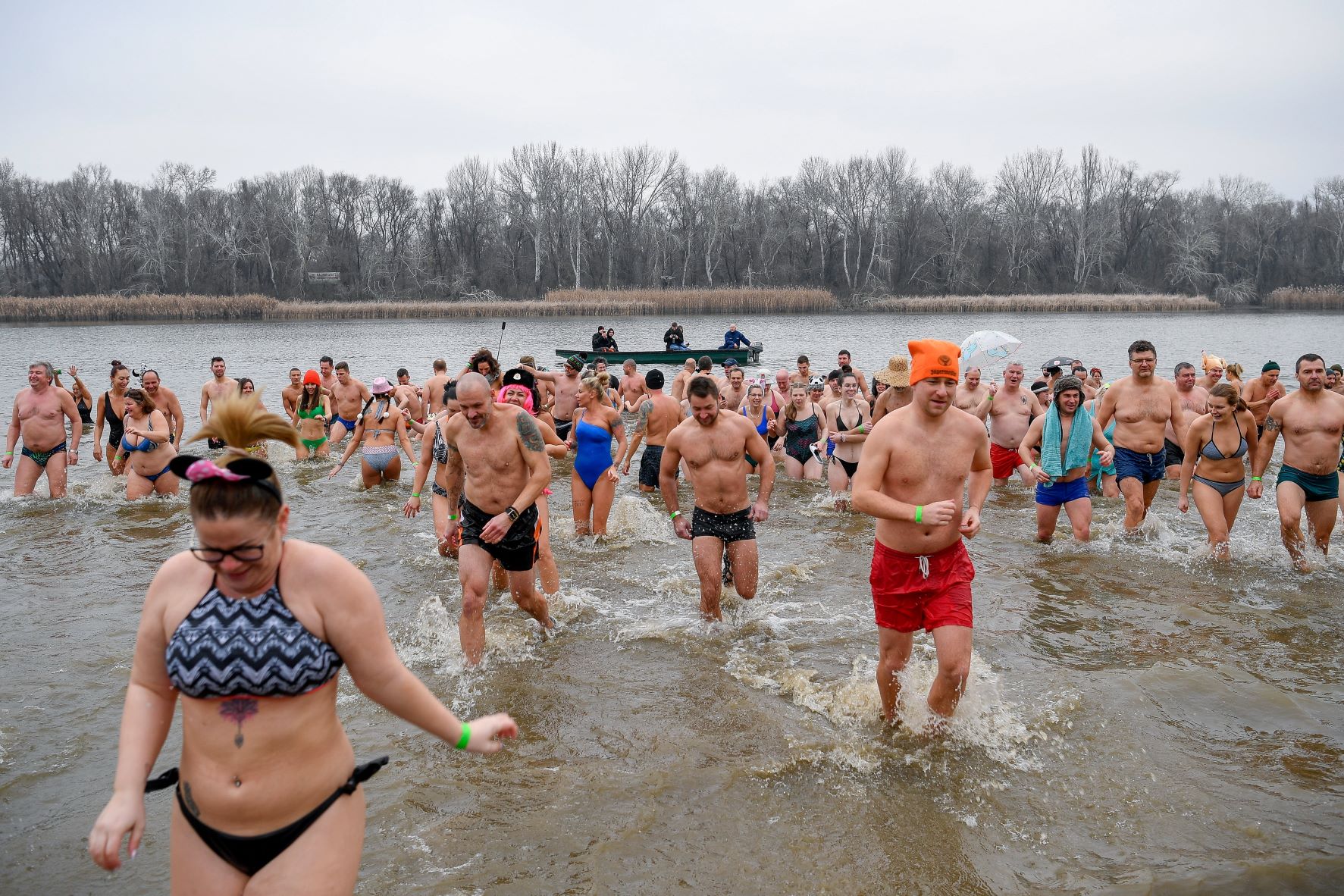 Résztvevők az Újévi csobbanás elnevezésű rendezvényen a Tisza-tóban