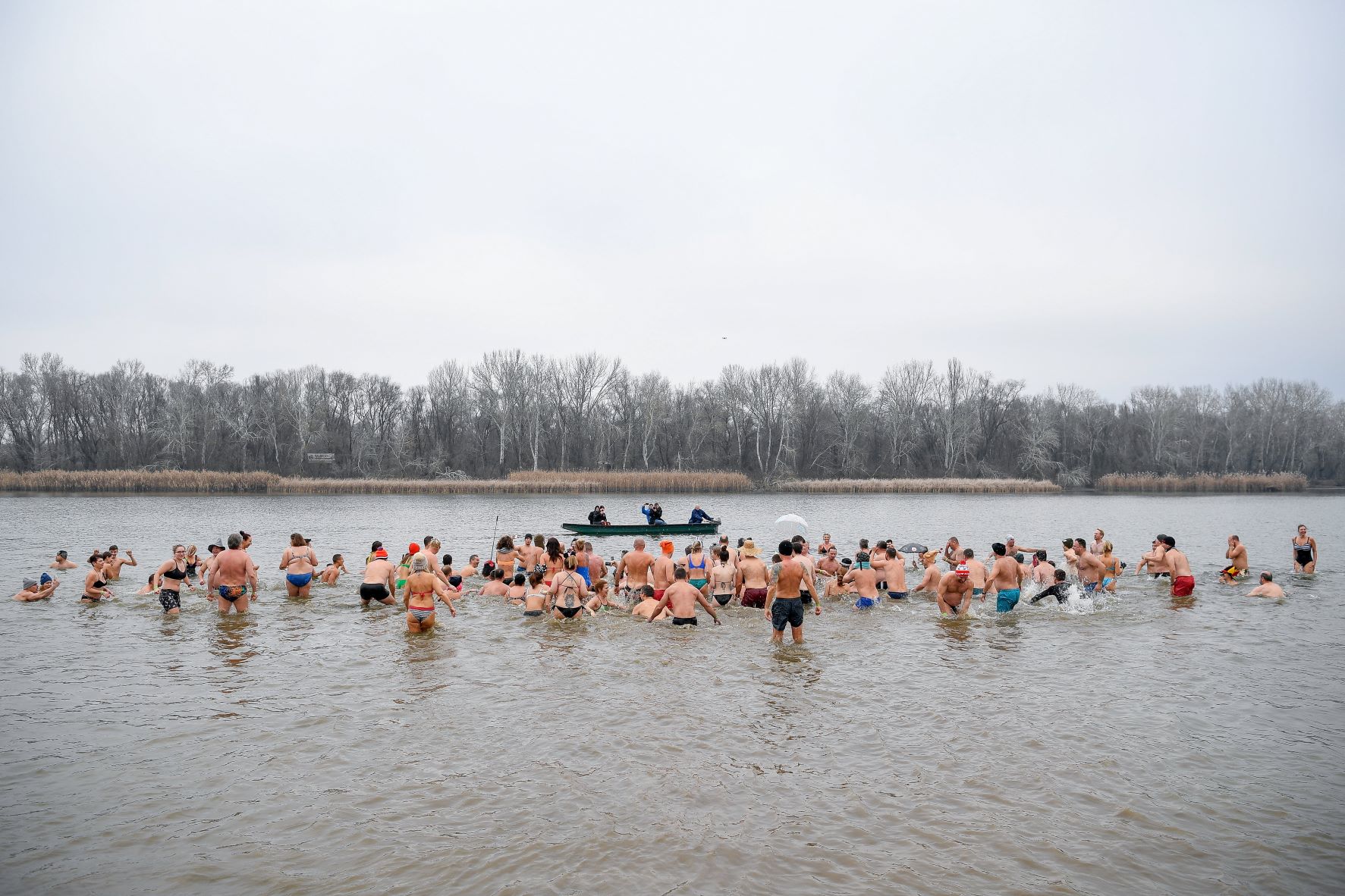 Résztvevők az Újévi csobbanás elnevezésű rendezvényen a Tisza-tóban