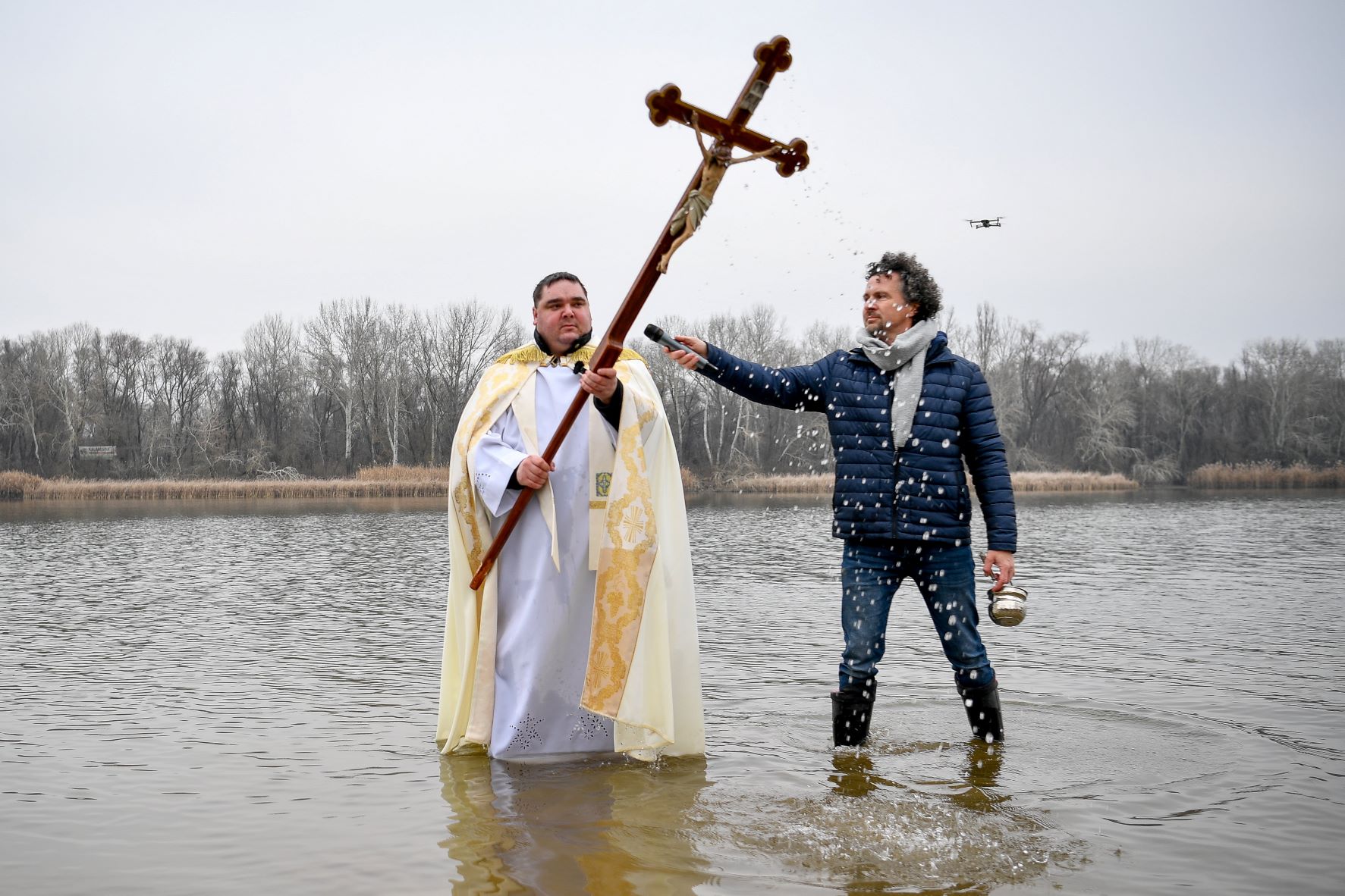 Czókoly Sándor káplán megáldja a Tisza-tavat az Újévi csobbanás elnevezésű rendezvény előtt, mellette Ljasuk Dimitry, az esemény szervezője