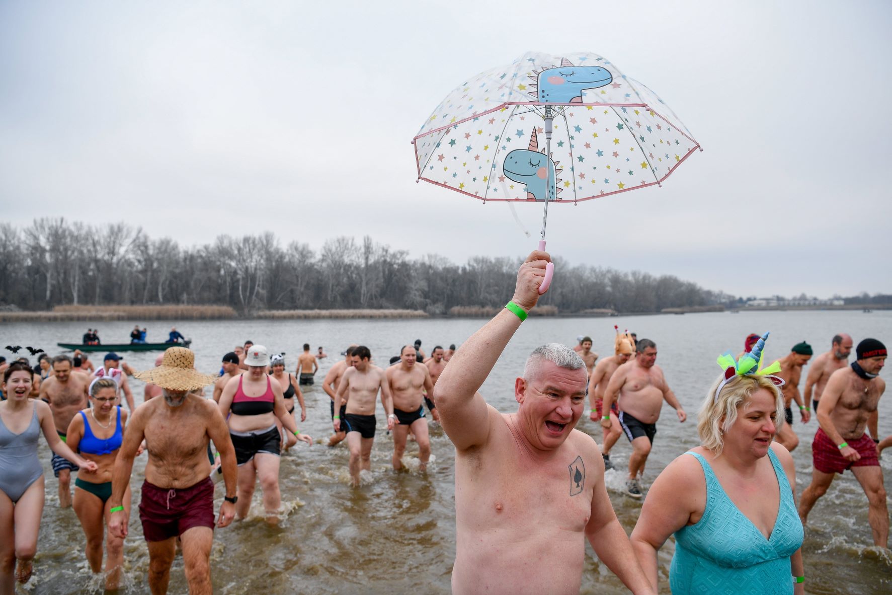Résztvevők az Újévi csobbanás elnevezésű rendezvényen a Tisza-tóban