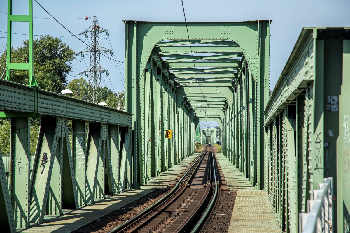 Az Újpesti vasúti híd, nem hivatalos nevén Északi összekötő vasúti híd, amely a főváros egyik vasúti Duna-hídja