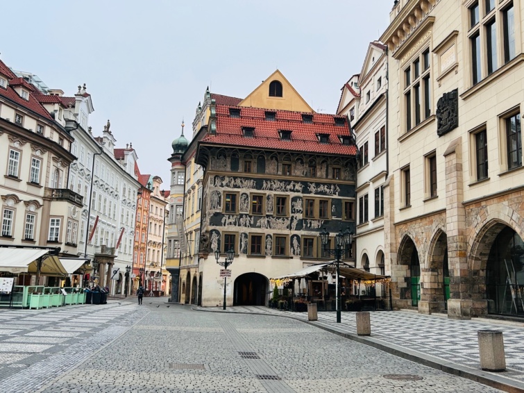 Az Óváros tér évszázados épületei Prágában