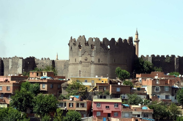 A diyarbakiri erőd és a Hevsel-kertek a törökországi Diyarbakırban
