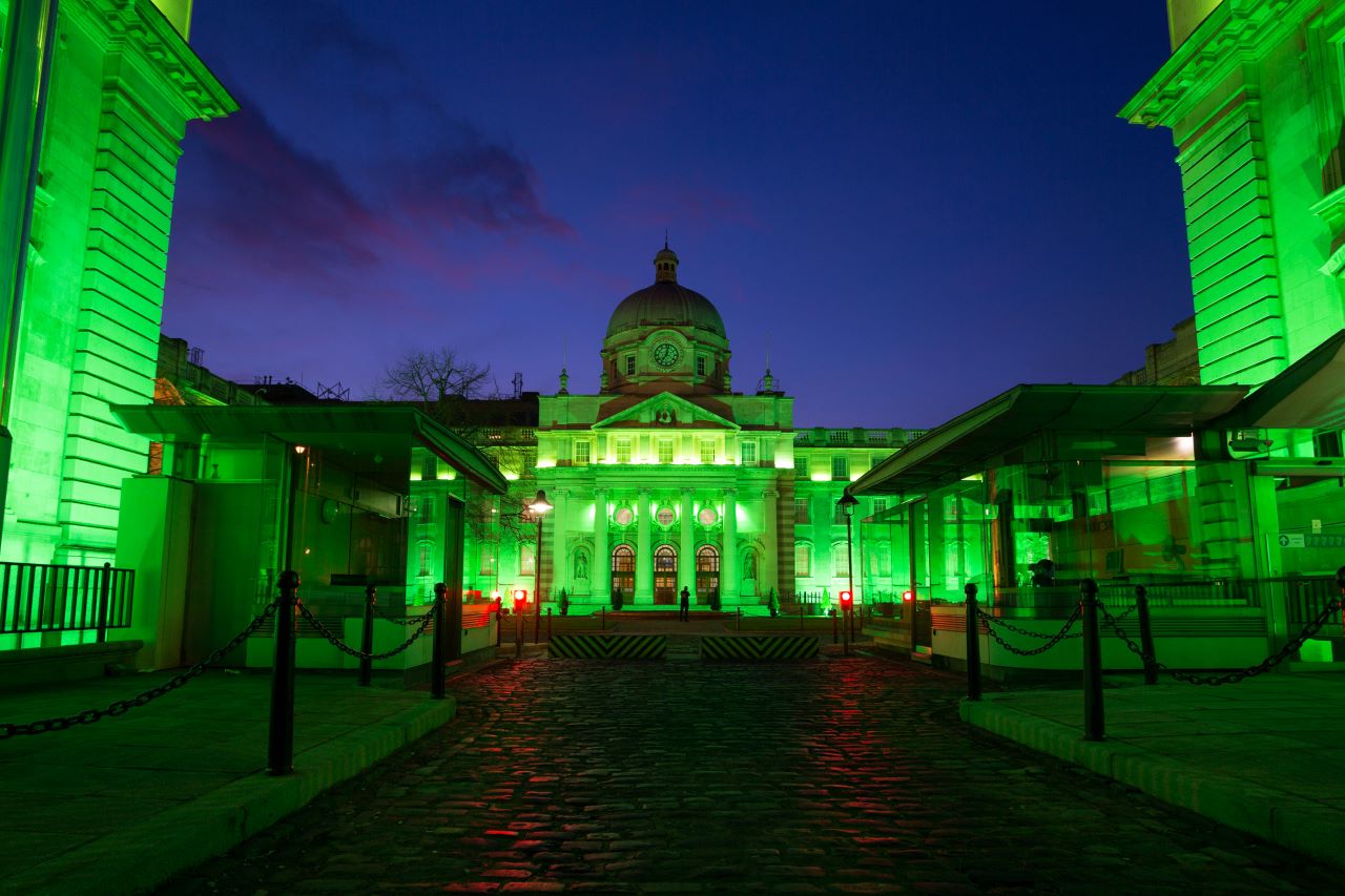 A miniszterelnöki hivatal Dublinban Szent Patrik napja alkalmából kivilágítva