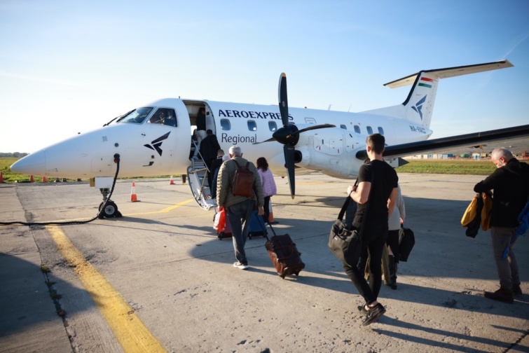 Az Aeroexpress utasai felszállnak a magyar légitársaság repülőgépére