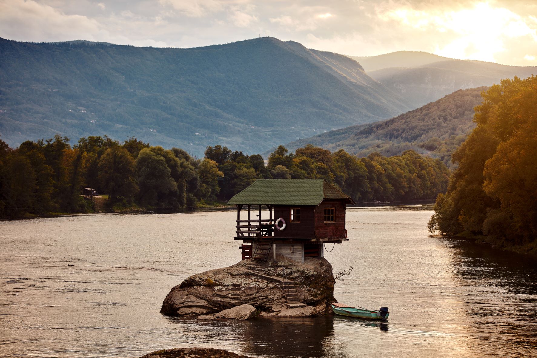 Faház a szerbiai Drina folyó közepén