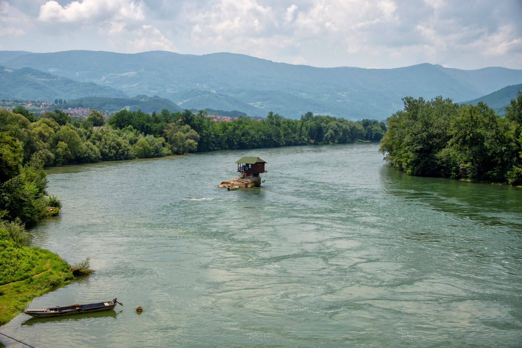 Faház a szerbiai Drina folyó közepén