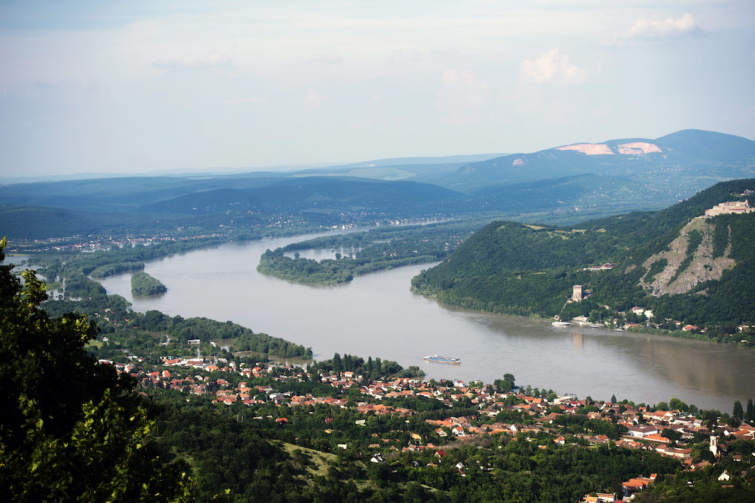 A Dunakanyar a Nagymaros feletti hegyen lévő Julianus kilátóból