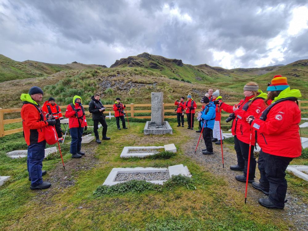 Turisták Ernst Shackleton felfedező sírjánál az Antarktiszon