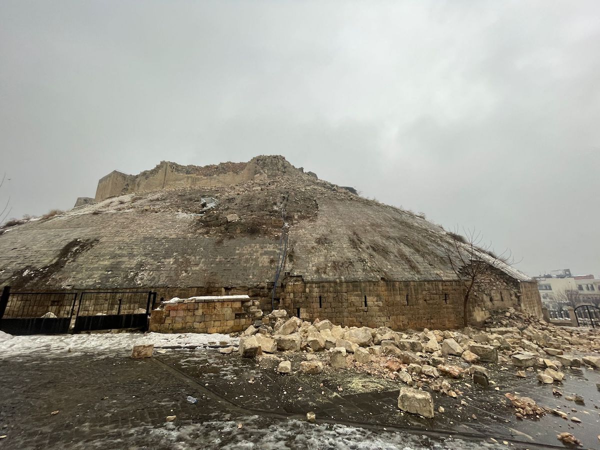 A környékbeli járdákra hullott a 2000 éves Gaziantep kastély fala