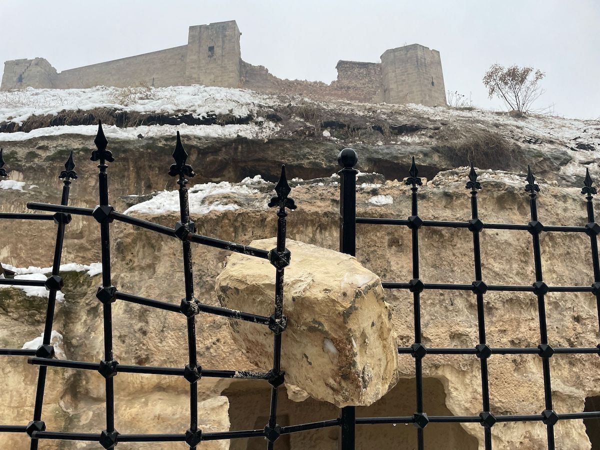 A Gaziantep kastély egyik lehulló faldarabja a kerítésbe szorulva
