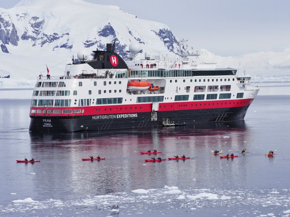 Kajakozók és az expedíciós hajó az Antarktiszon
